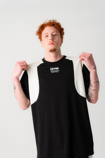 CAMISETA HYBE SNIP STAND OUT PRETA