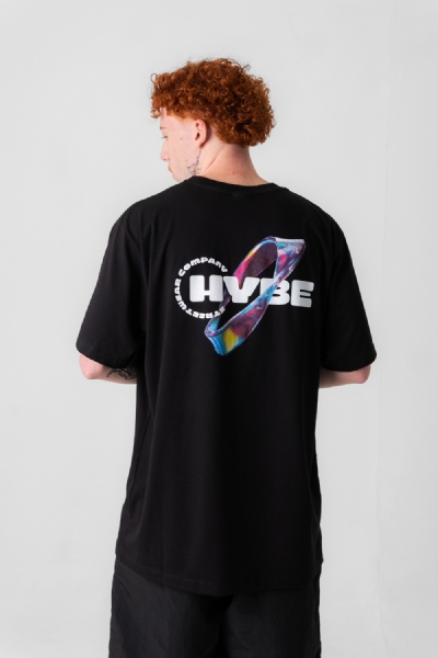 CAMISETA HYBE TRIDIMENSIONAL PRETA