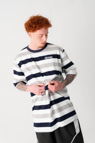 CAMISETA HYBE LISTRADA LOGO 01