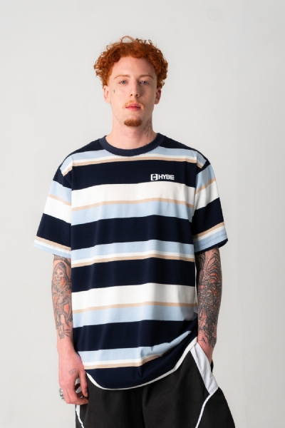 CAMISETA HYBE LISTRADA LOGO 03
